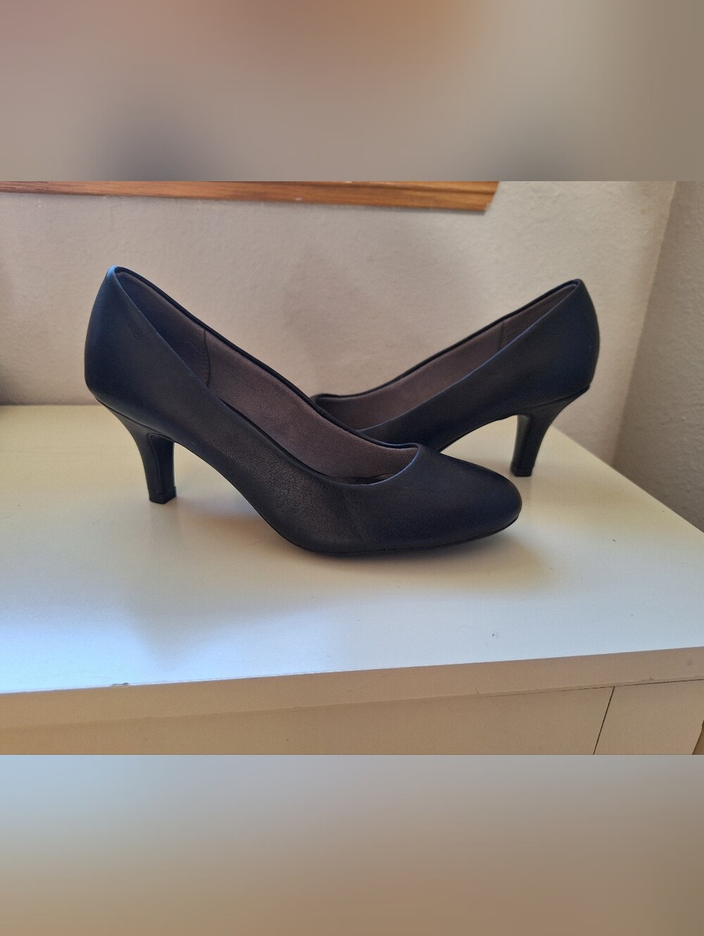 Life Stride Black Mid Heel Classic Pumps